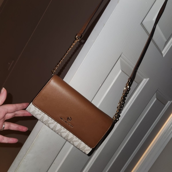 Michael kors crossbody - Picture 2 of 6